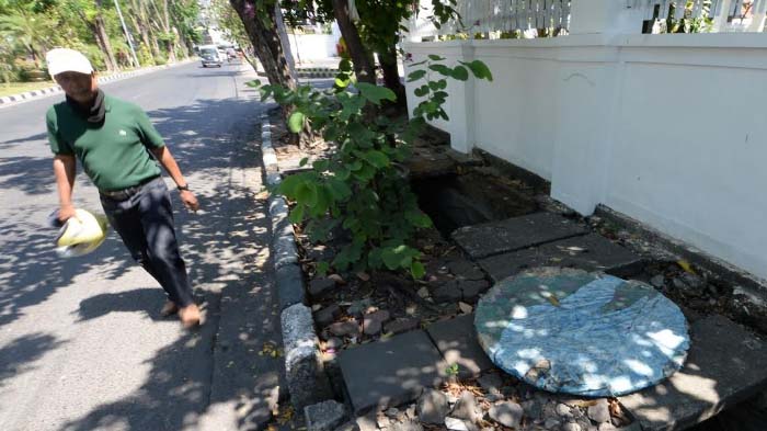 trotoar-di-jalan-dr-soetomo-surabaya-rusak-parah.jpg