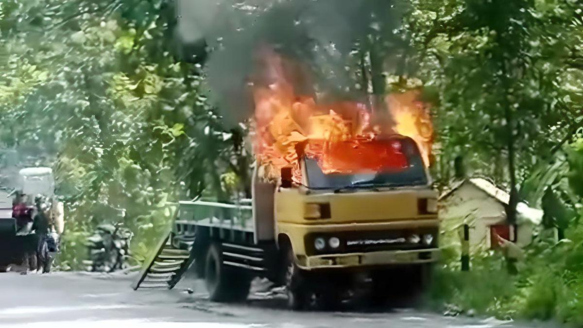 Truk Mendadak Terbakar Saat Menanjak di Lamongan, Lalu Lintas Sempat Macet