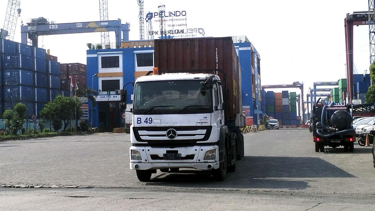 truk-kontainer-keluar-dari-kawasan-Terminal-Teluk-Lamong-Surabaya.jpg