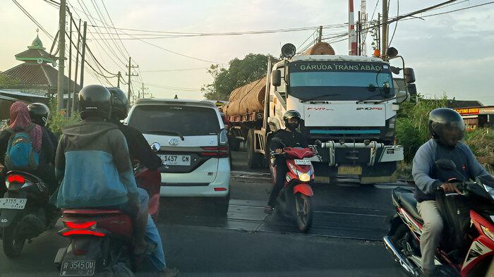 Banyak Truk Langgar Jam Operasional di Cerme Gresik, Warga Berharap Solusi Konkret Pihak Terkait