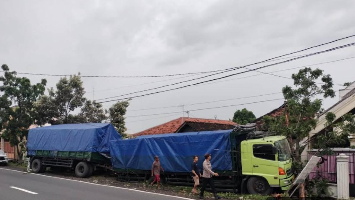 Truk Gandeng Keluar Jalur Hantam Deretan Pagar Rumah Warga di Turi Lamongan