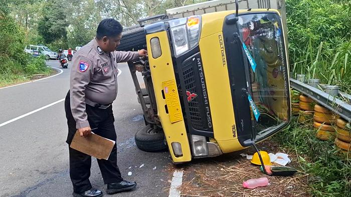 truk-sembako-asal-Sidoarjo-terguling-di-Magetan-Jawa-Timur.jpg