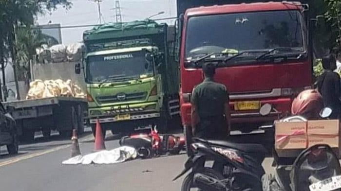 Mendadak Pindah Jalur di Pertigaan, Warga Gresik Tewas Akibat Motornya Diseruduk Truk Tronton