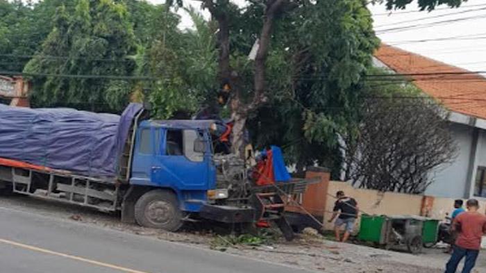 Baru Dibuka Warung Penyetan di Pantura Gresik Diseruduk Truk Trailer, Sopir Mengaku Alami Rem Blong