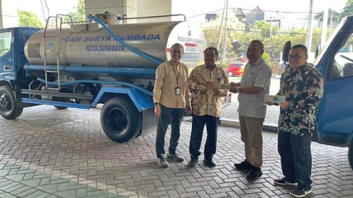 PDAM Surya Sembada Surabaya Kirim 2 Truk Air Bersih ke Wilayah Gresik dan Sampang yang Kekeringan