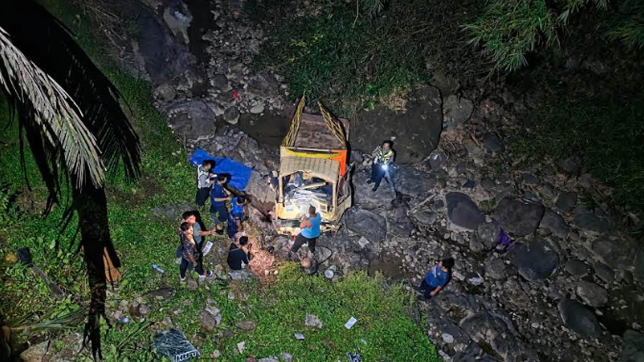 truk-terjun-ke-sungai-ponorogo.jpg