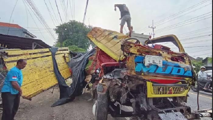 truk-tiba-tiba-oleng-ke-kanan-menabrak-korban.jpg
