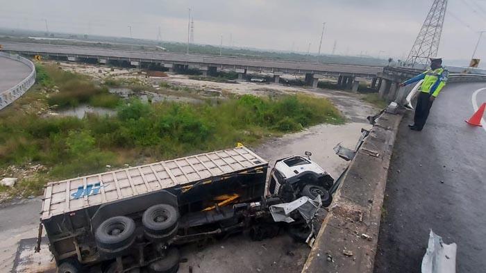 Hantam Pembatas Jalan, Truk Tronton Terjun dari Layang Tol Surabaya-Gresik, Begini Kondisi Sopir