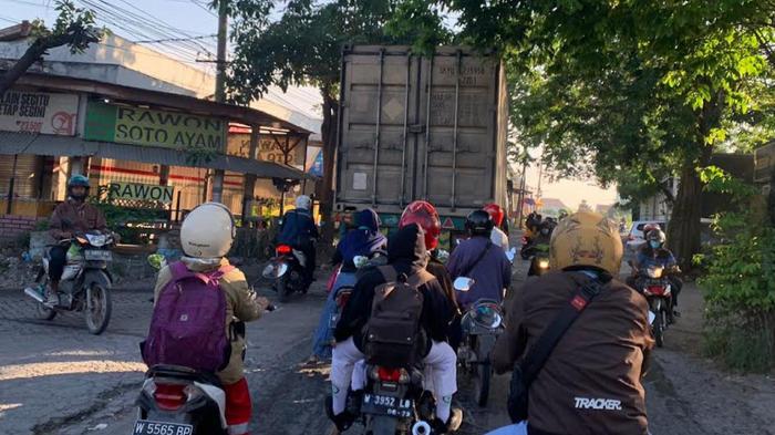 Masih Banyak Truk Langgar Jam Operasional di Gresik, Namun Dishub Tak Bisa Lakukan Penindakan