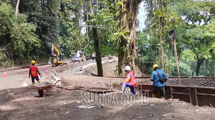 tulangan-caping-beam-di-tepi-jurang-Jalur-Gumitir-Jember.jpg
