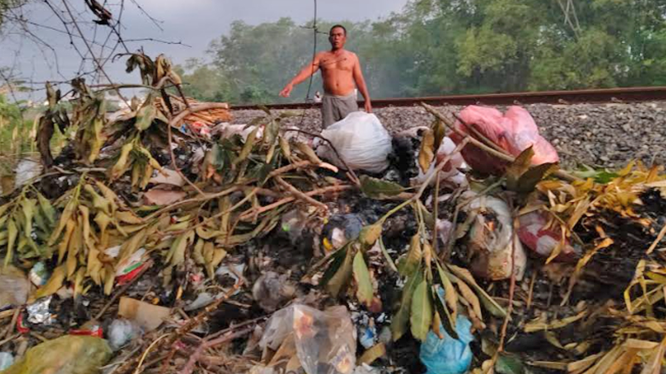 tumpukan-sampah-di-desa-kepatihan-gresik.jpg