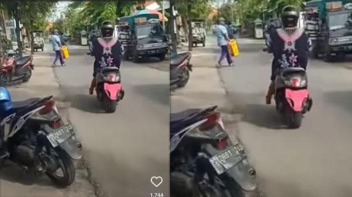 Mendadak Viral, Emak-emak Berdaster di Lamongan Tutup Pelat Nomor Kendaraan Pakai Celana Dalam Pink