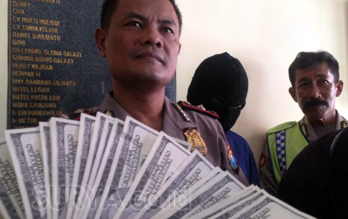 Pengedar Dolar Palsu Transaksi di Area Parkir Bank BCA Surabaya