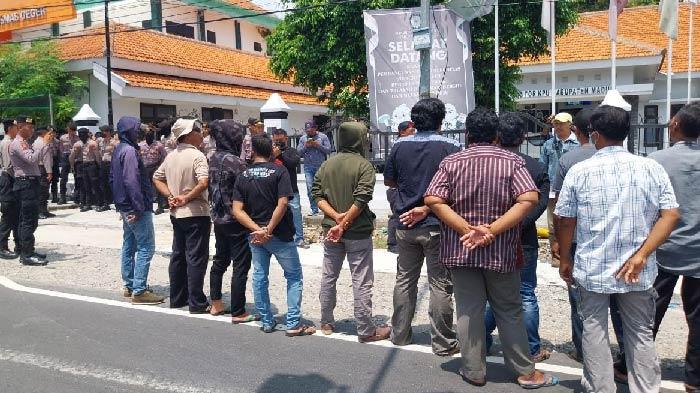 unjuk-rasa-damai-bentuk-kepedulian-dan-keprihatinan-terhadap-KPPS-di-Kabupaten-Madiun.jpg