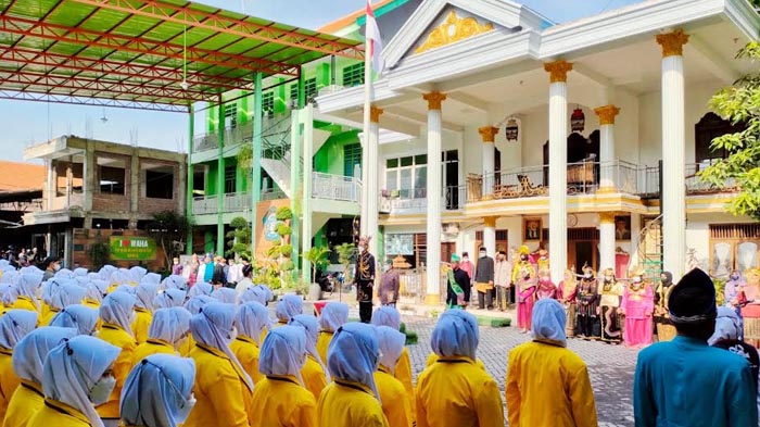 Peringati HSN, Pengurus Ponpes KHA Wahid Hasyim Bangil Kenakan Pakaian Adat Nusantara Saat Upacara