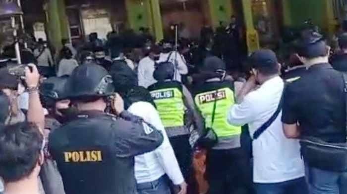 upaya-penangkapan-anak-kiai-jombang-oleh-petugas-gabungan-polda-jatim.jpg