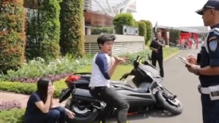 Usai Viral Pria Banting Motor, Kini Beredar Video Kocak Parodi Yamaha XMAX Susah Dibanting