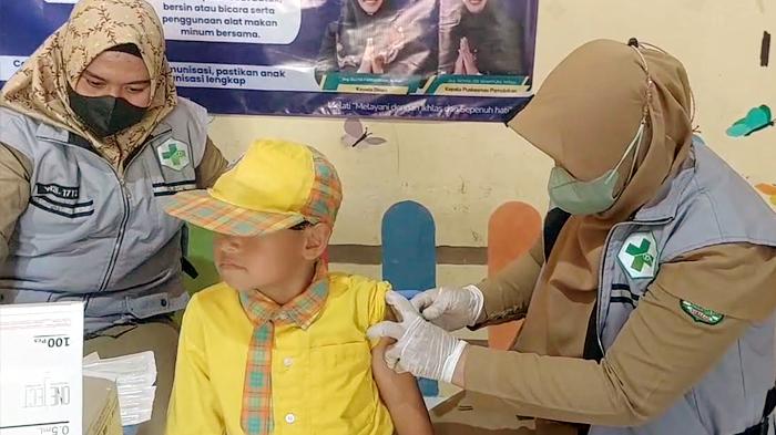 vaksinasi-campak-terhadap-anak-di-Kabupaten-Sumenep-Madura-Jatim.jpg
