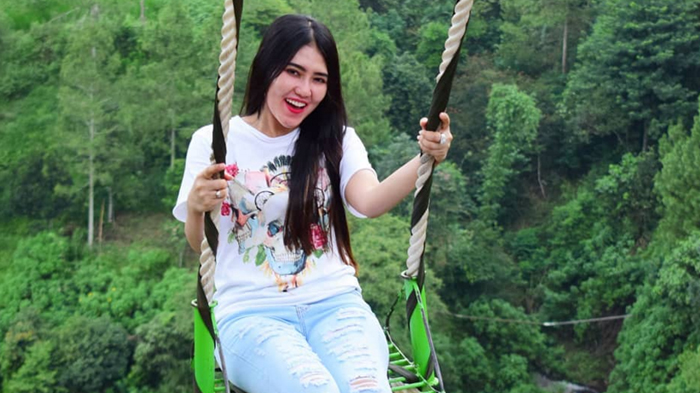 Via Vallen Disebut Sombong karena Lapisi Headphone dengan Tisu, Alasannya Bikin Netter Kesal