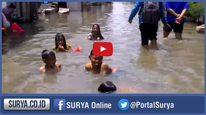 video-banjir-surabaya-sidoarjo-kampung-kedungrejo-barat-waru_20160209_195959.jpg