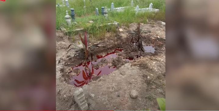 viral-makam-digenangi-cairan-merah.jpg