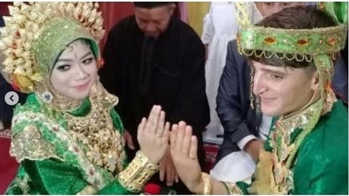 VIRAL Pernikahan Cewek Mamuju & Bule Ganteng Asal Turki, Kenalan di FB & Berbekal Google Translate