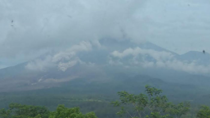 visual-gunung-semeru-saat-kembali-meluncurkan-awan-panas-guguran-apg.jpg