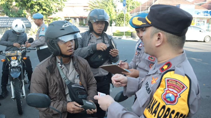 wakapolres-kediri-kota-kompol-dodi-pratama-memimpin-penegakan-disiplin.jpg