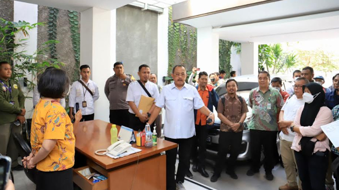 wakil-wali-kota-surabaya-armuji-dalam-suatu-kegiatan.jpg