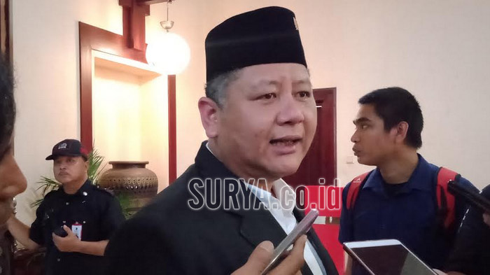 wakil-wali-kota-surabaya-whisnu-sakti-buana-pakai-jas-hitam.jpg