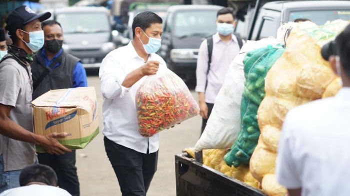 wali-kota-kediri-abdullah-abu-bakar-berbelanja-sayur-mayur-di-pasar-grosir-ngronggo-untuk-warga.jpg