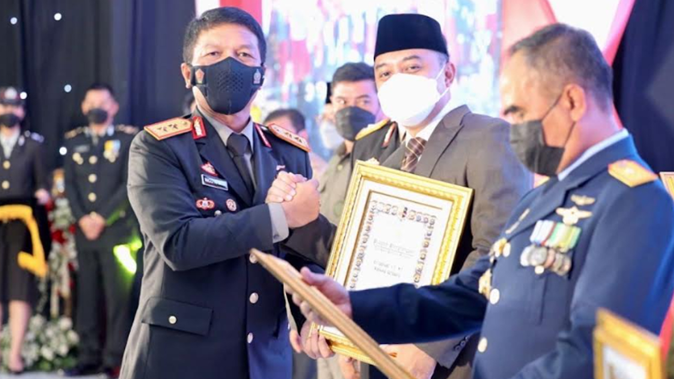 wali-kota-surabaya-eri-cahyadi-saat-menerima-penghargaan-kapolda-jatim.jpg