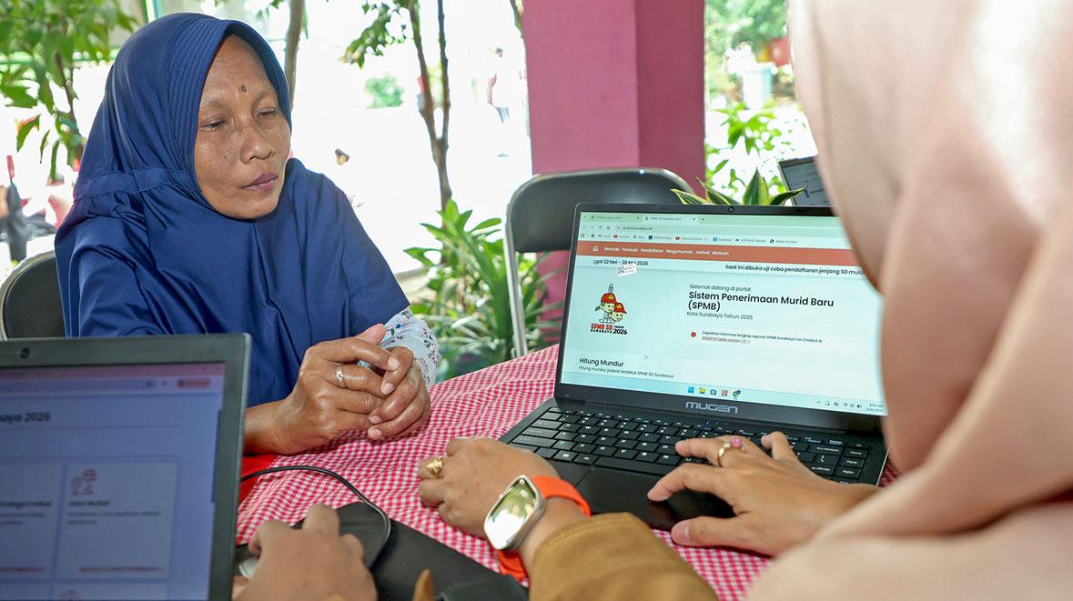wali-murid-mengikuti-proses-uji-coba-pendaftaran-SPMB-Surabaya.jpg