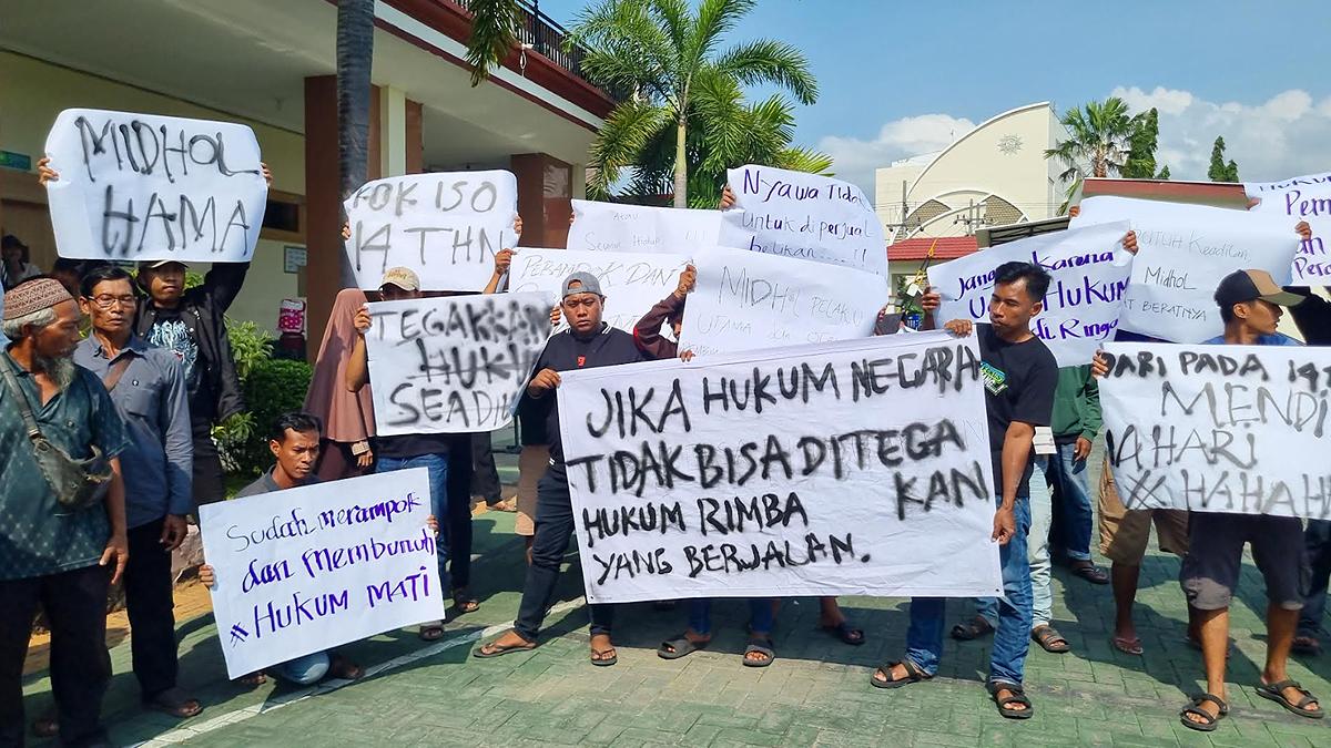 warga-Desa-Imaan-demo-di-PN-Gesik-Jatim.jpg
