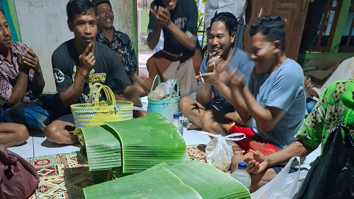 warga-Desa-Jadi-Tuban-menggelar-tradisi-kupatan-sapi.jpg