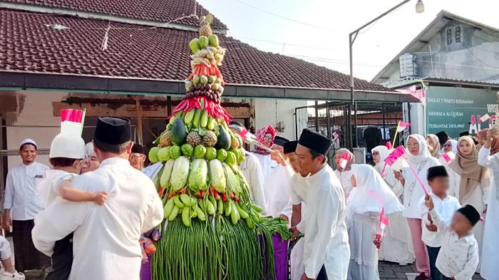 Grebeg Gunungan Meriahkan Peringatan Maulid Nabi Muhammad SAW di Talangsari Jember