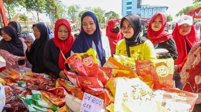 warga-antusias-berbelanja-di-Pasar-Murah-yang-rutin-digelar-Pemkot-Surabaya.jpg