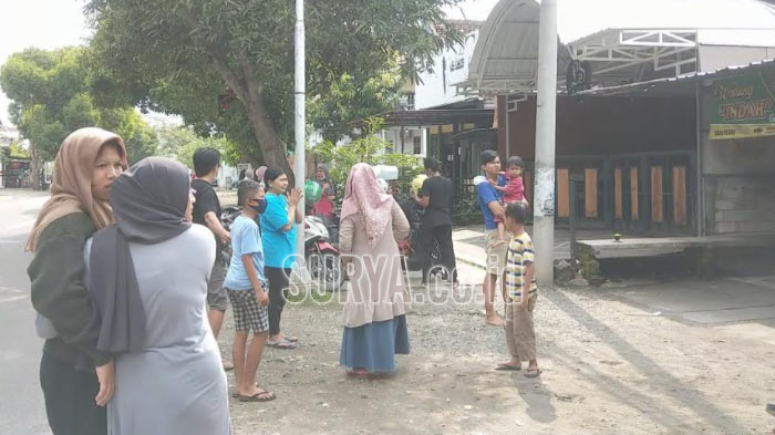 warga-berlari-menjauh-dari-bangunan-saat-merasakan-gempa-bumi-di-kabupaten-trenggalek.jpg