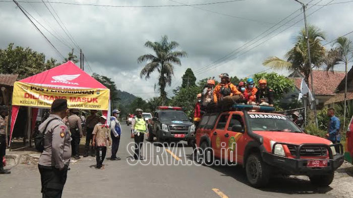 warga-dan-petugas-mengamankan-diri-karena-erupasi-susulan-gunung-semeru.jpg