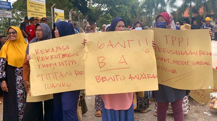 warga-demo-di-depan-gerbang-PT-TPPI-Jenu-Tuban-Jatim.jpg