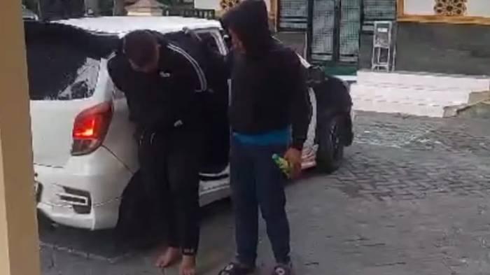 Dua Pemuda Dorong Motor Curian di Kaliwaron Surabaya, Tertangkap Polisi yang Patroli