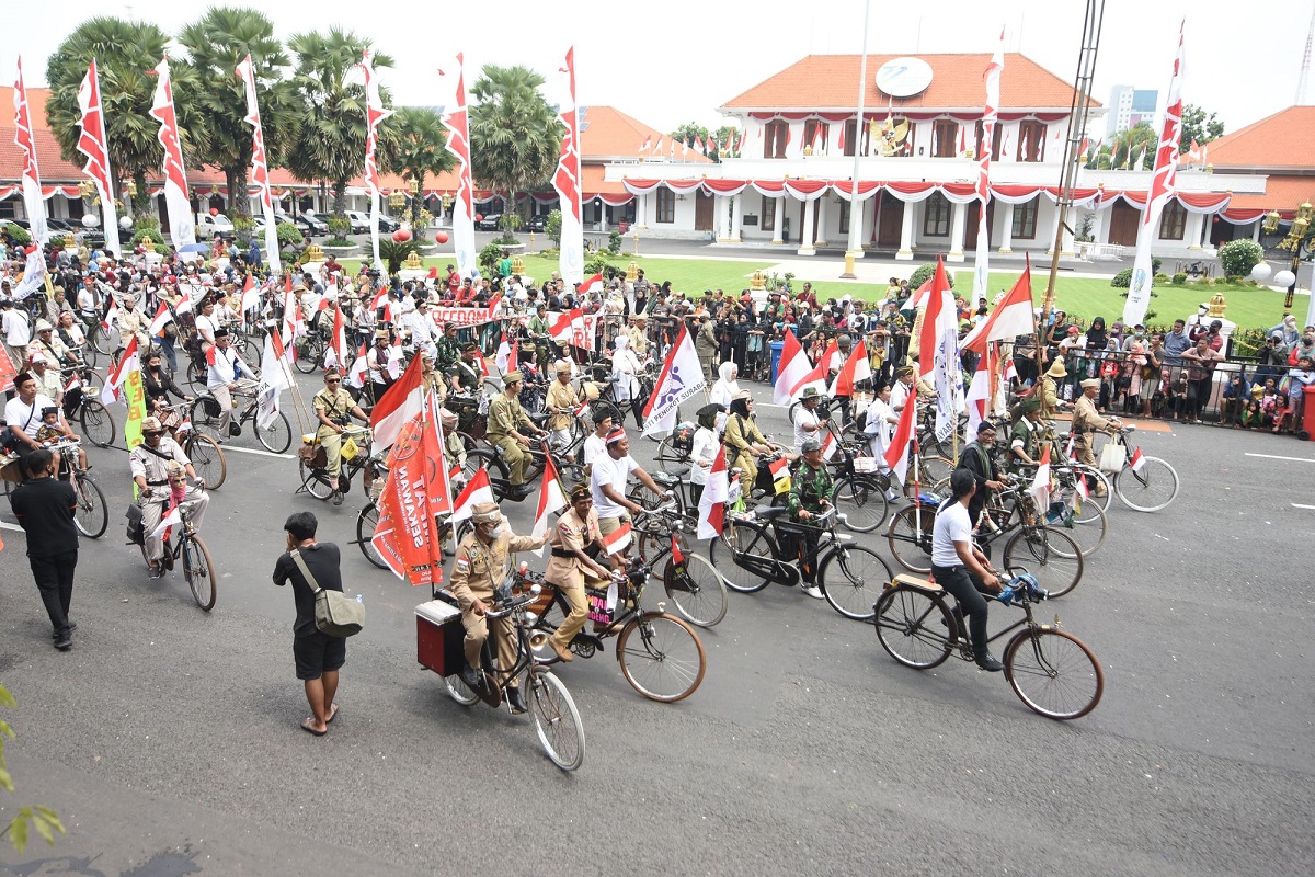 warga-memadati-kawasan-jalan-gubernur-suryo-untuk-melihat-arak-arakan-peserta.jpg