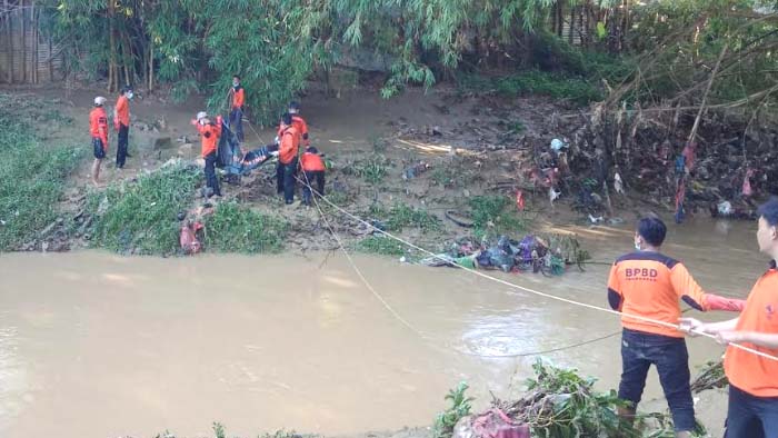 Warga Pamekasan Terjun ke Sungai Berarus Deras, Diduga Mengegas Motor saat Memungut Helm Jatuh
