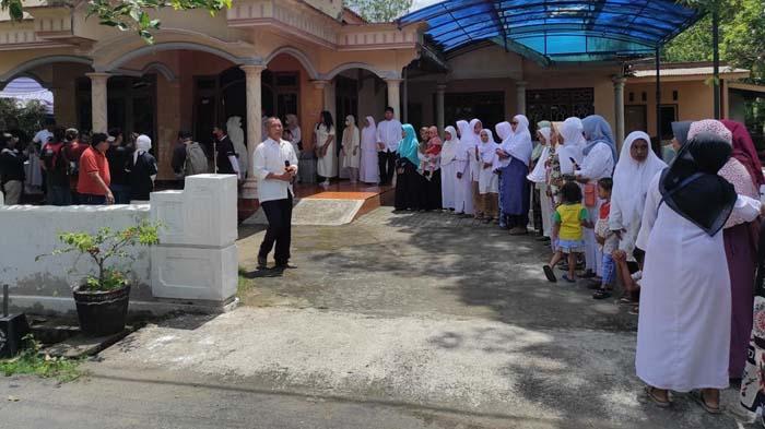 Teman SMA Ikut Sambut Kedatangan Anas Urbaningrum di Rumah Orang Tuanya di Blitar