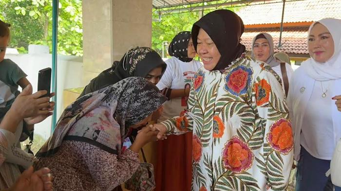 warga-sambut-kedatangan-Risma-saat-ziarah-ke-makam-Sunan-Cendana-di-Bangkalan.jpg