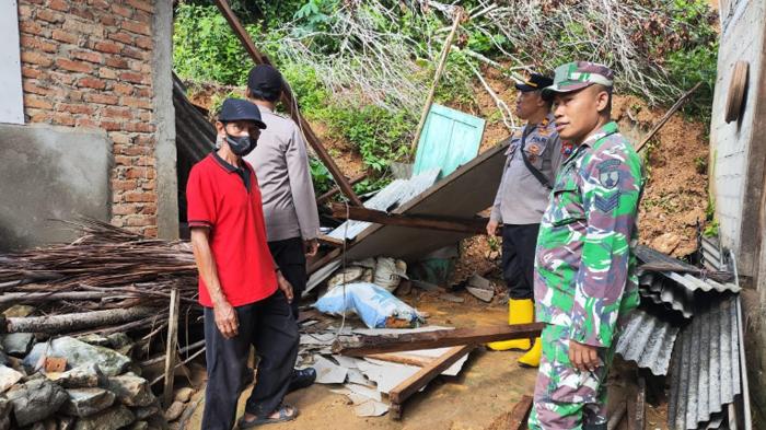 warga-tertimpa-tanah-longsor-di-Desa-Nglebeng-setelah-diguyur-hujan-dengan-intensitas-tinggi.jpg