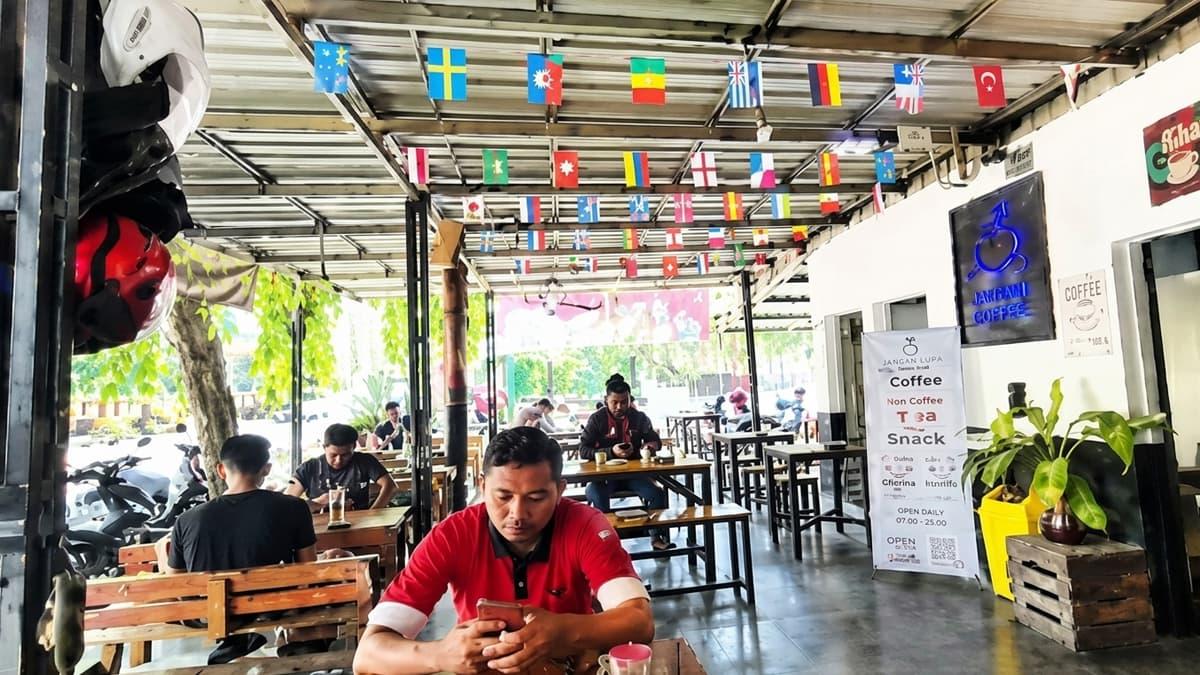 warkop-Lamongan-Jatim-dihiasi-deretan-bendera-negara-peserta-Piala-Dunia-2026.jpg