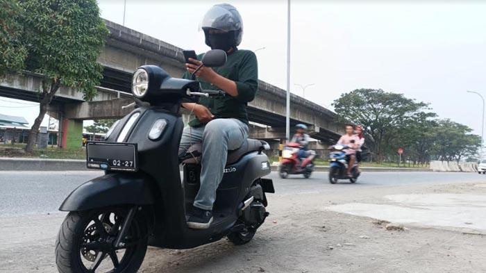 wartawan-di-Surabaya-menggunakan-Yamaha-Fazzio.jpg