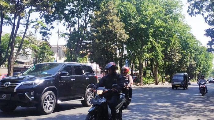 was-was-pengguna-jalan-yang-melintasi-di-ruas-jalan-di-surabaya-merasa-was-was.jpg