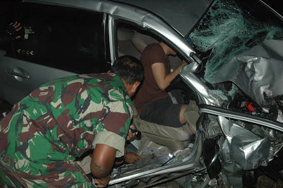 Avanza Tabrak Bus Mira Ditikungan